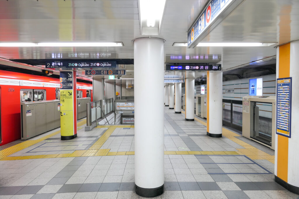ชานชาลาสถานี Akasaka-mitsuke ที่เชื่อมสาย Ginza และ Marunouchi