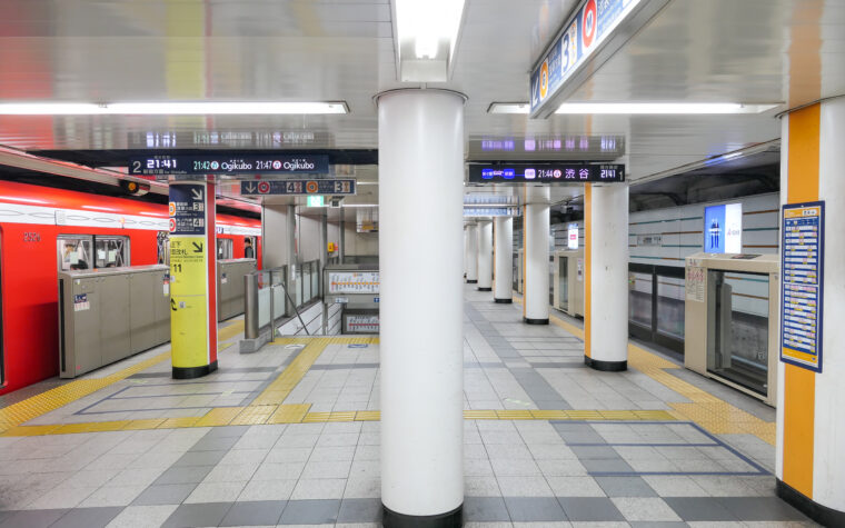 ชานชาลาสถานี Akasaka-mitsuke ที่เชื่อมสาย Ginza และ Marunouchi