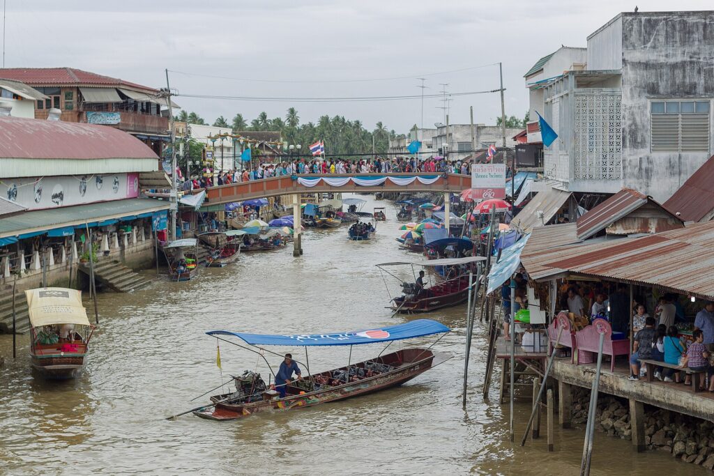 ตลาดน้ำอัมพวา สมุทรสงคราม