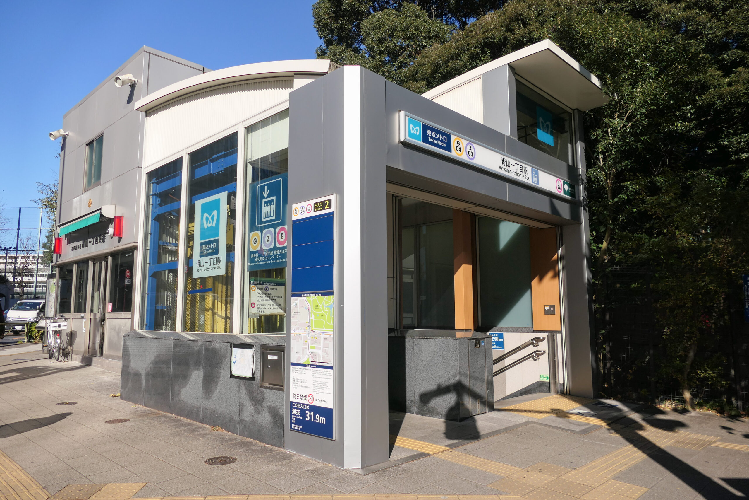 ทางเข้าสถานี Aoyama-itchome ที่เชื่อมสาย Ginza Hanzomon และ Toei Oedo
