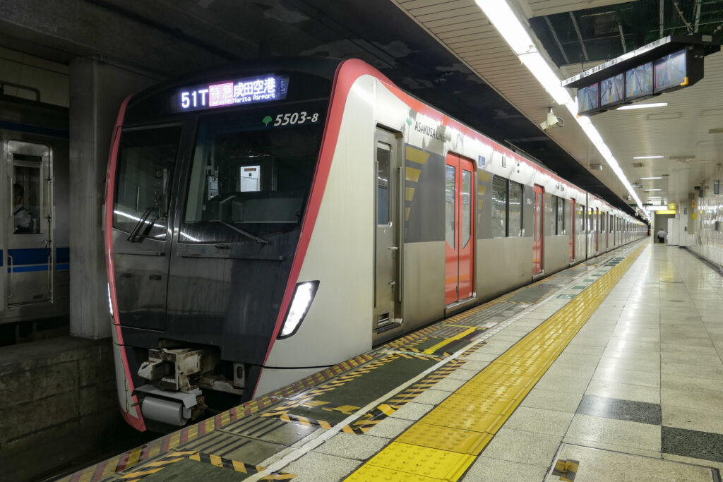 รถไฟ Toei Asakusa Line จอดที่ชานชาลาในโตเกียว