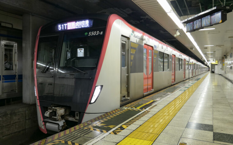 รถไฟ Toei Asakusa Line จอดที่ชานชาลาในโตเกียว