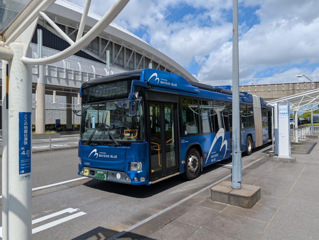 รถบัส BAYSIDE BLUE จอดที่ป้าย Pacifico Yokohama