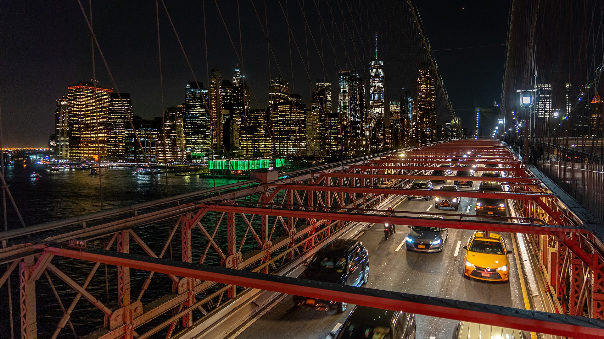 สะพาน Brooklyn Bridge ยามค่ำคืน มองเห็นเส้นขอบฟ้า Lower Manhattan