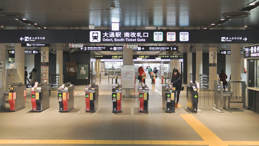 ประตูตรวจตั๋วสถานีโอโดริของรถไฟใต้ดินซัปโปโร