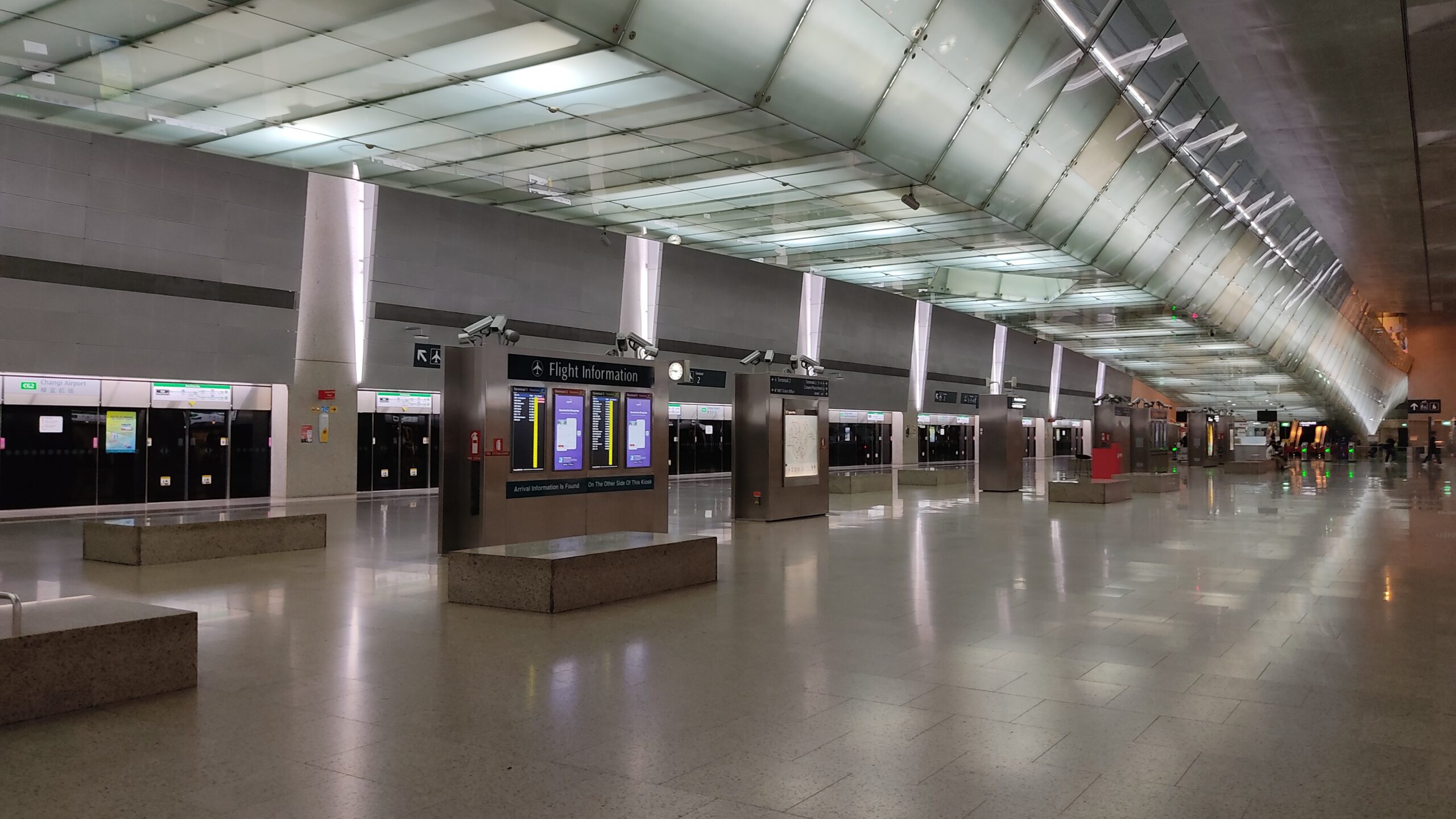 ชานชาลาสถานี MRT สนามบินชางงีในสิงคโปร์