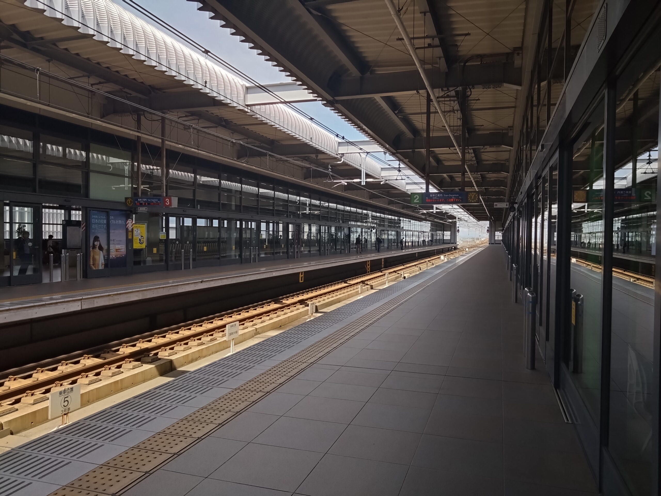 ชานชาลาสถานี Central Japan International Airport ที่เชื่อมกับสนามบินชูบุเซ็นแทรร์