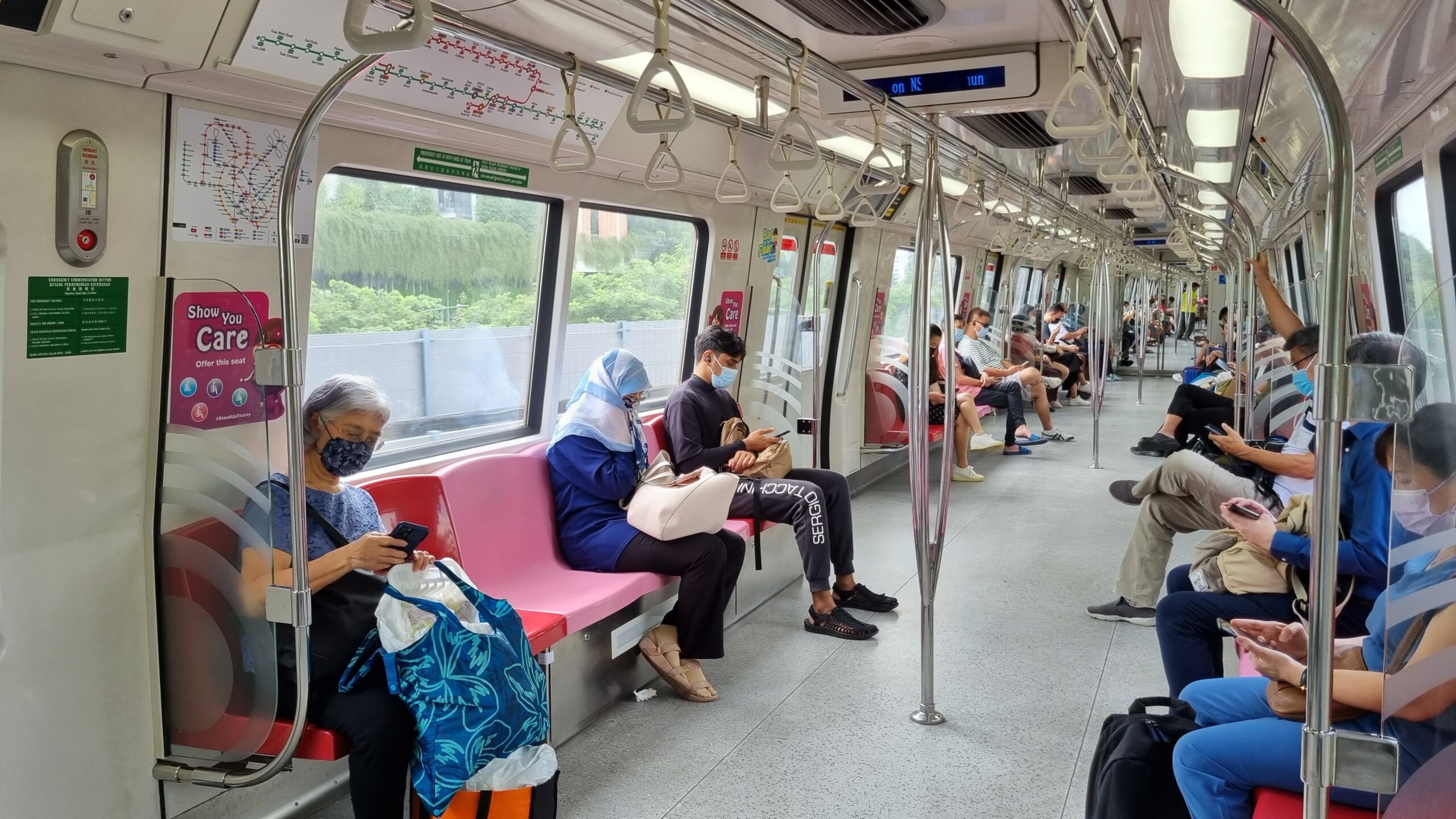 ผู้โดยสารนั่งภายในขบวนรถไฟ MRT สาย North-South ในสิงคโปร์