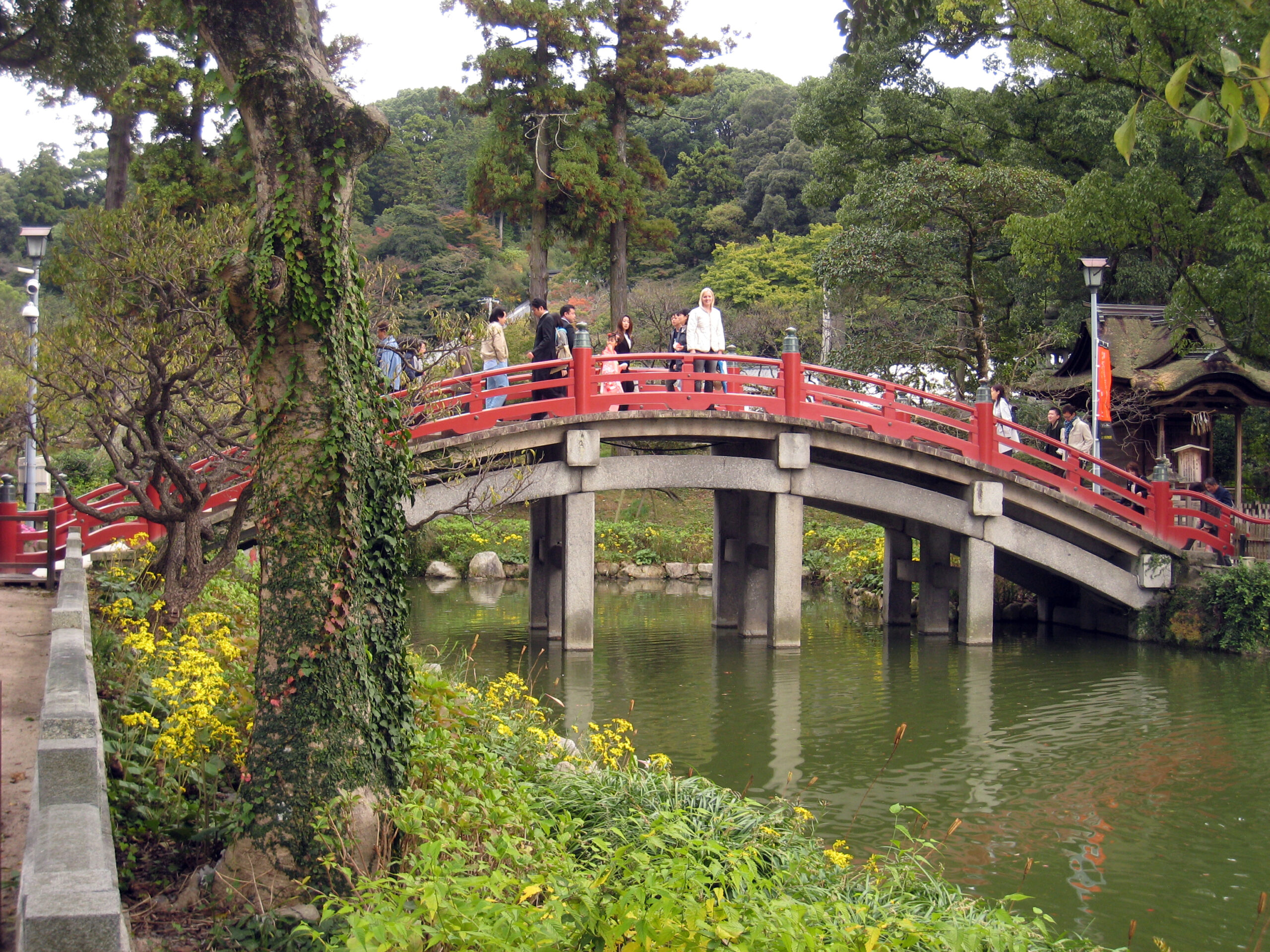 สะพานโค้งสีแดงเหนือสระน้ำภายในศาลเจ้าดาไซฟุเท็มมังกู