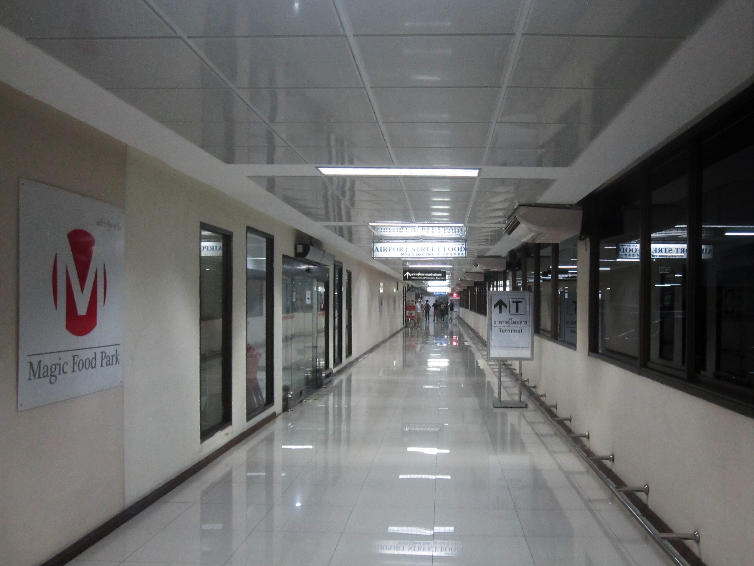 ทางเดินเชื่อมสถานีรถไฟฟ้าสายสีแดงดอนเมืองกับอาคารผู้โดยสารสนามบิน