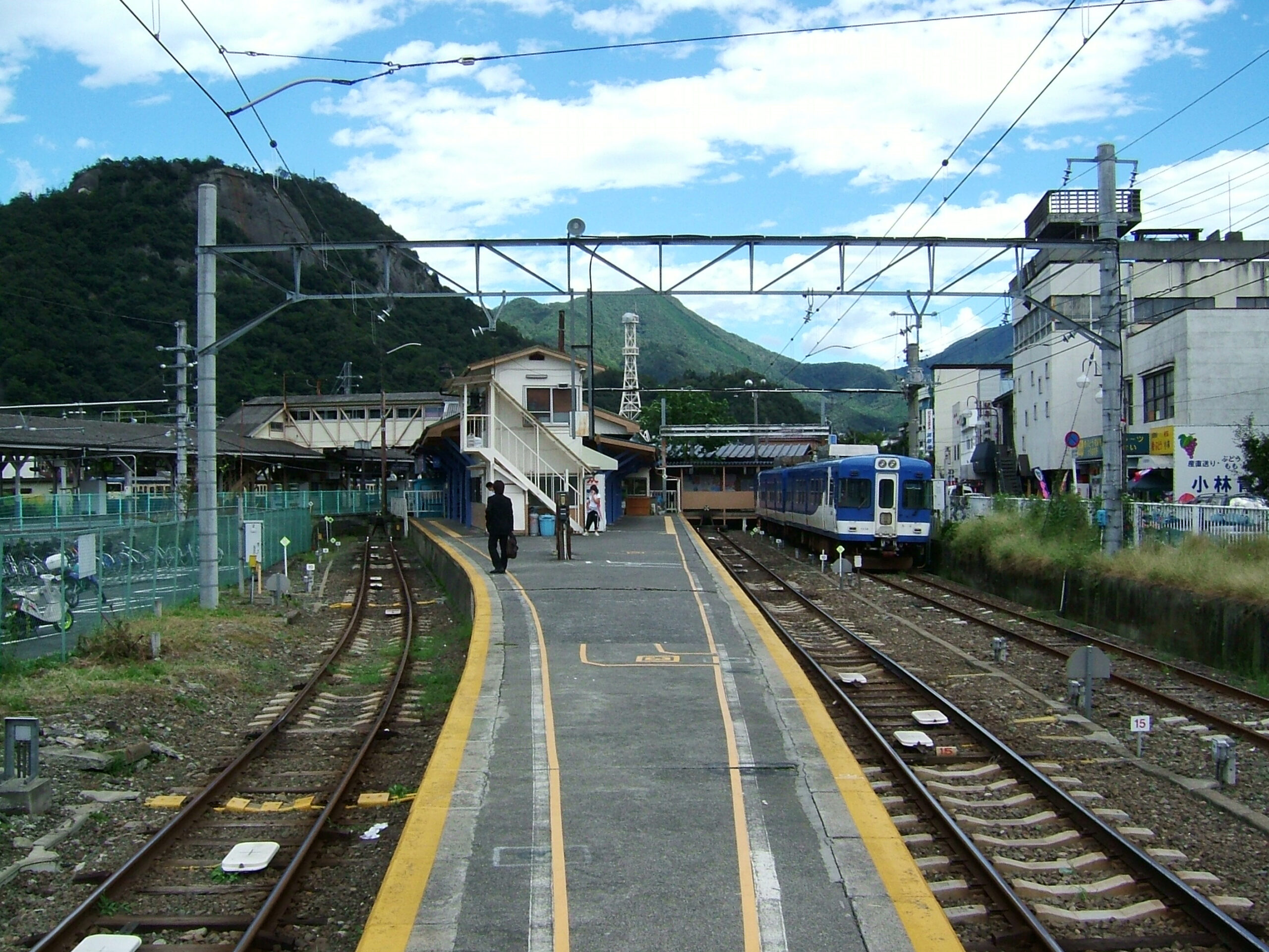 ชานชาลารถไฟ Fujikyu ที่สถานีโอสึกิสำหรับต่อไปคาวากุจิโกะ