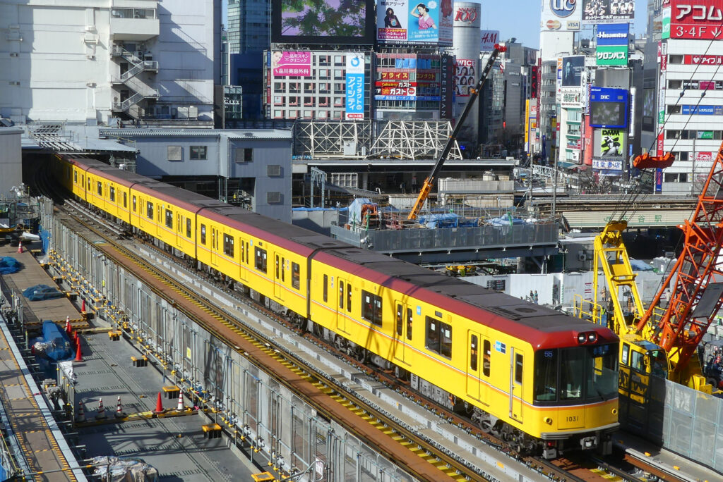 รถไฟสีเหลือง Tokyo Metro Series 1000 สาย Ginza วิ่งใกล้สถานี Shibuya