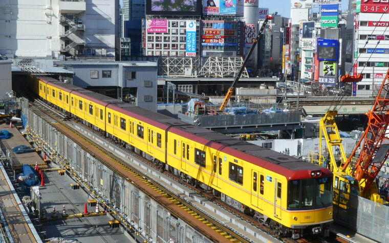 รถไฟสีเหลือง Tokyo Metro Series 1000 สาย Ginza วิ่งใกล้สถานี Shibuya
