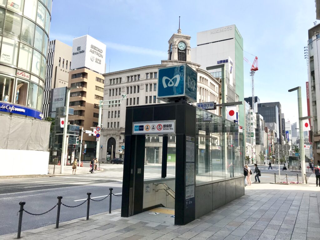 ทางเข้า A3 ของสถานี Ginza พร้อมป้ายสายรถไฟใจกลางย่านกินซ่า