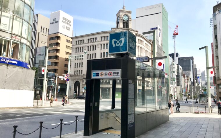 ทางเข้า A3 ของสถานี Ginza พร้อมป้ายสายรถไฟใจกลางย่านกินซ่า