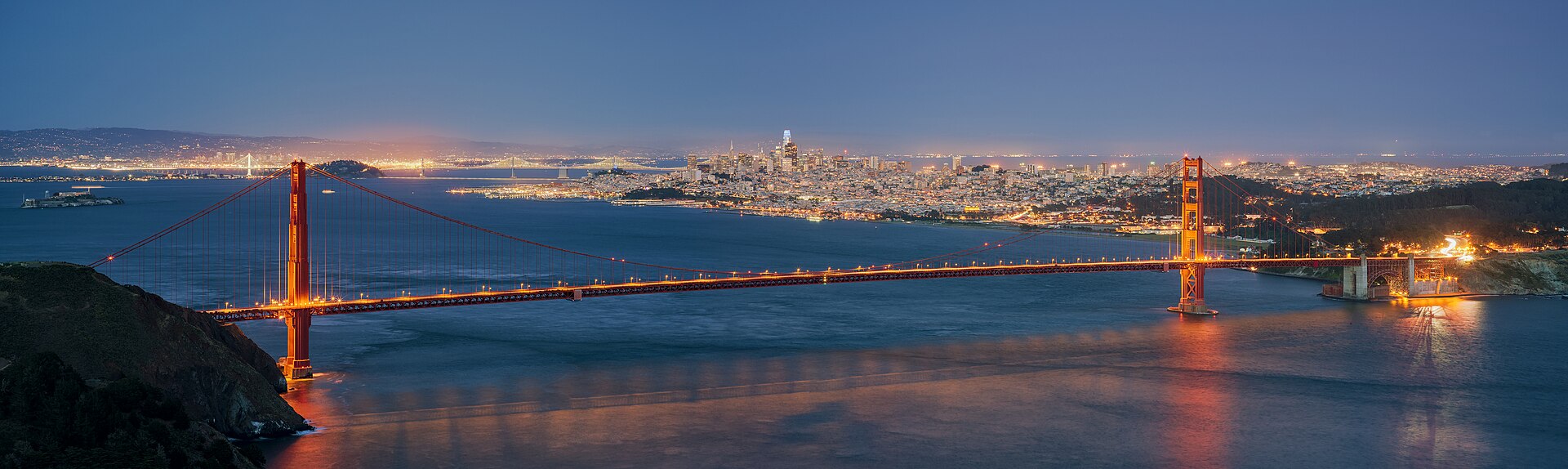 สะพาน Golden Gate และเส้นขอบฟ้าซานฟรานซิสโกในช่วง blue hour
