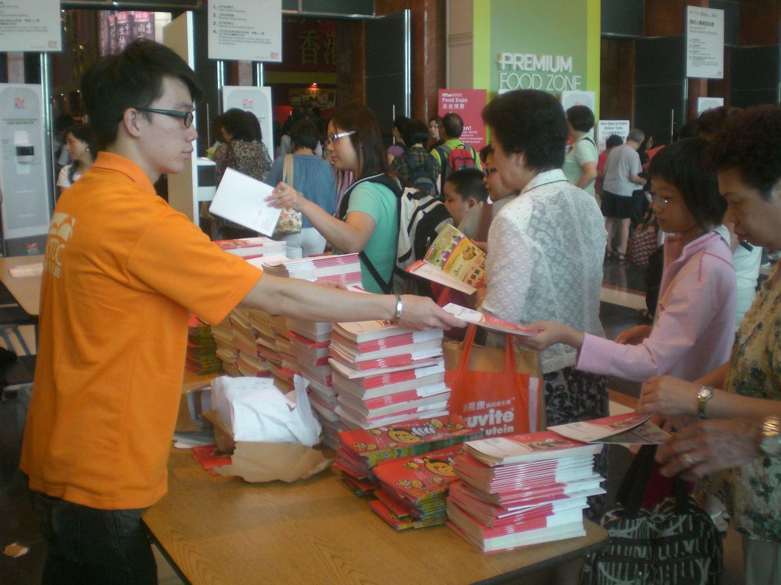 จุดแจกคู่มือใน HKTDC Food Expo รุ่นปี 2009 ที่ HKCEC