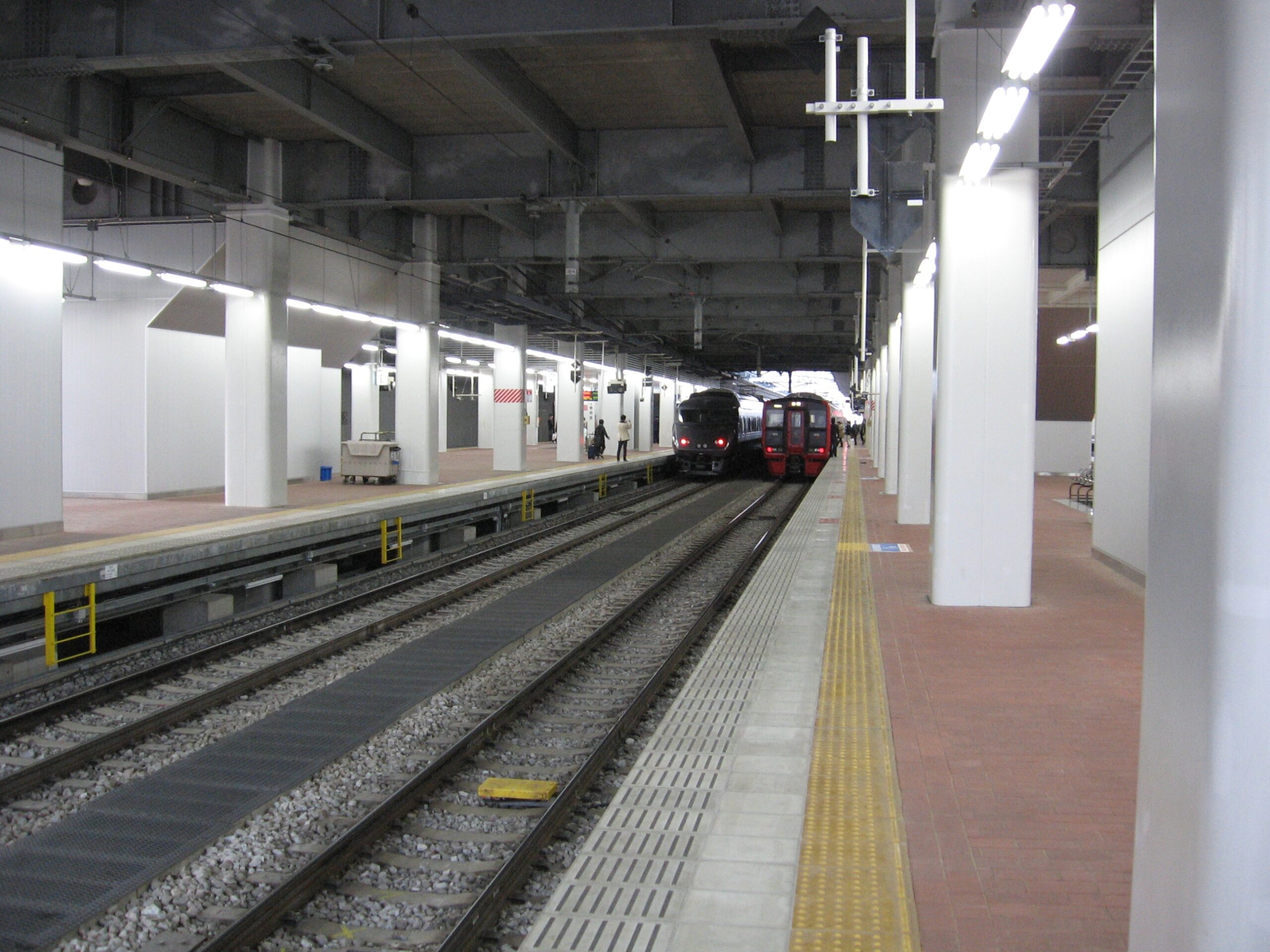 ชานชาลารถไฟ JR Kyushu ภายในสถานี Hakata เมืองฟุกุโอกะ