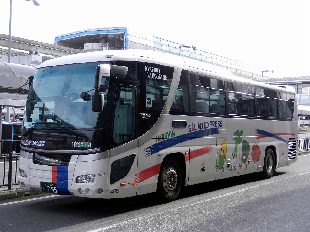 รถ Airport Limousine Bus ของ Hanshin จอดรับผู้โดยสารที่สนามบินอิตามิ