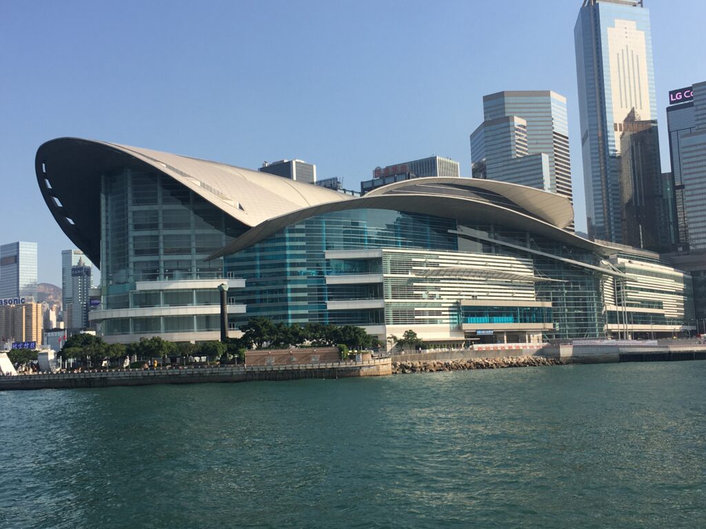 อาคาร Hong Kong Convention and Exhibition Centre ริมอ่าววิกตอเรียที่จัด Food Expo 2026