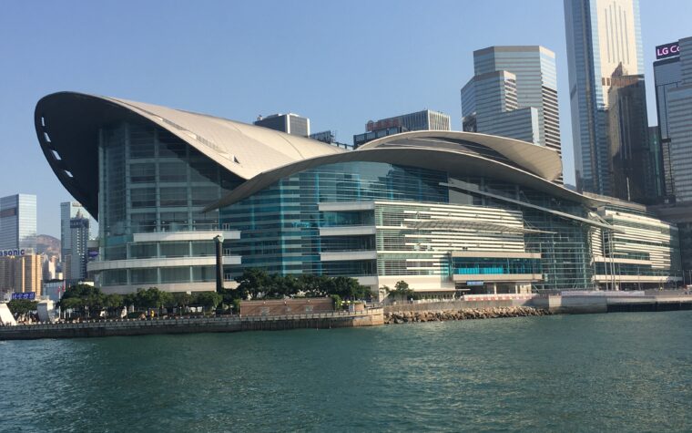 อาคาร Hong Kong Convention and Exhibition Centre ริมอ่าววิกตอเรียที่จัด Food Expo 2026