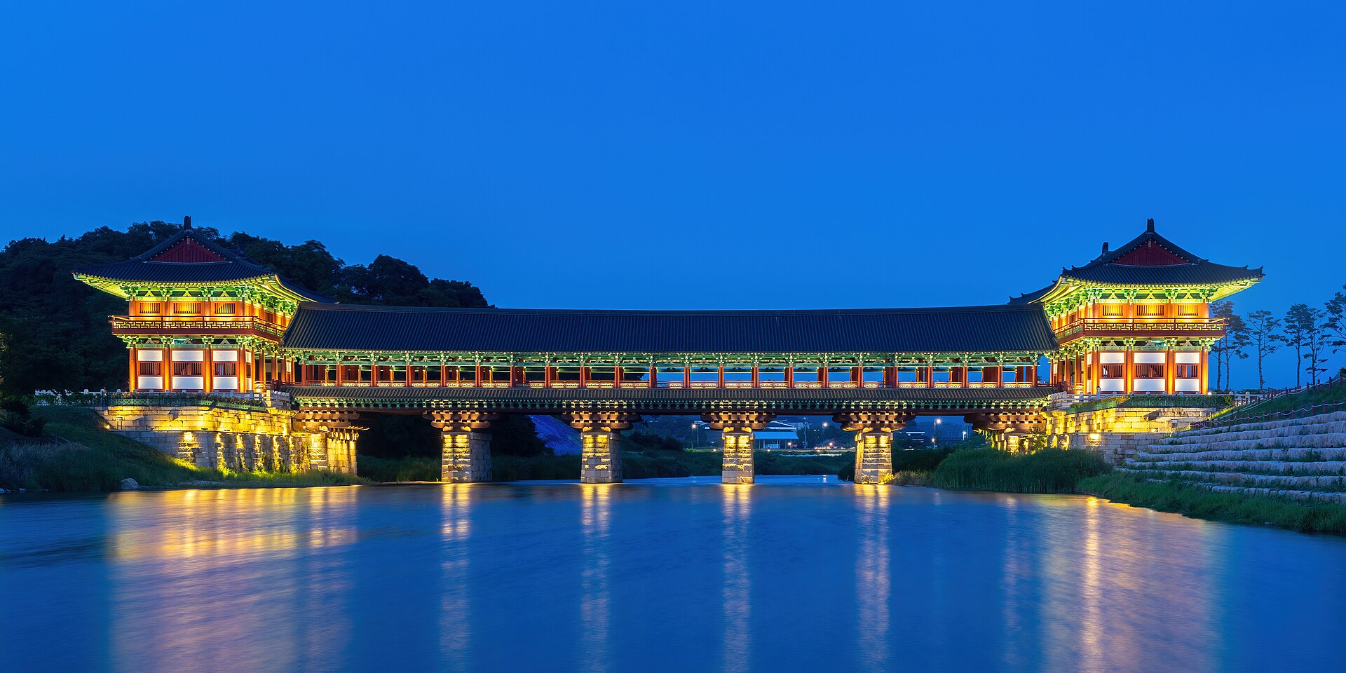 สะพานวอลจองกโยเปิดไฟเหนือแม่น้ำในเมืองคยองจูช่วงหัวค่ำ