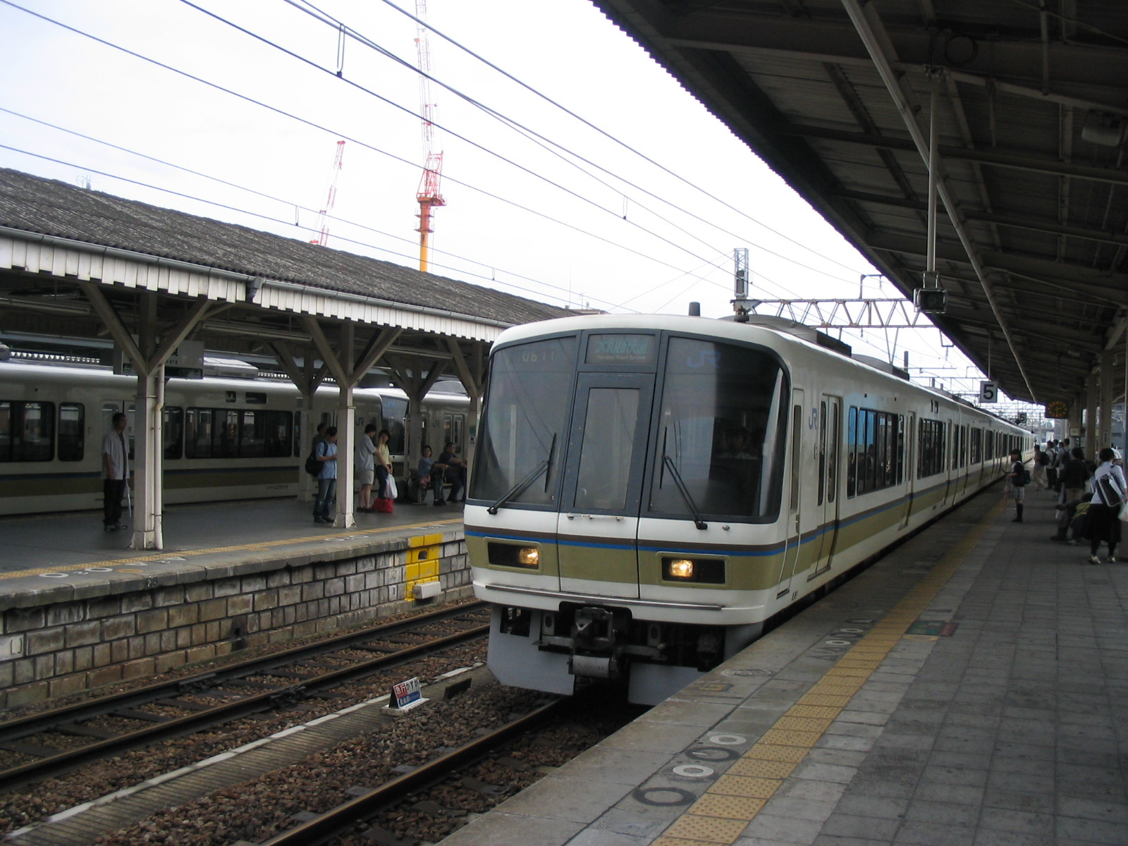 รถไฟ JR West ขบวน Yamatoji Rapid จอดที่สถานี JR Nara