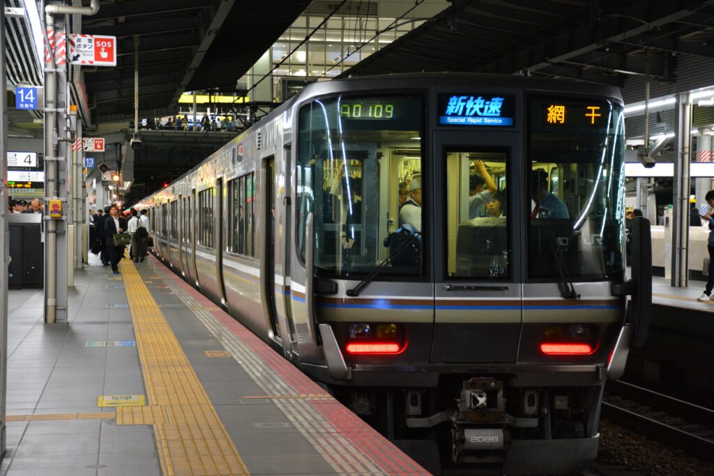 รถไฟ JR Special Rapid จอดที่ชานชาลาสถานี Osaka