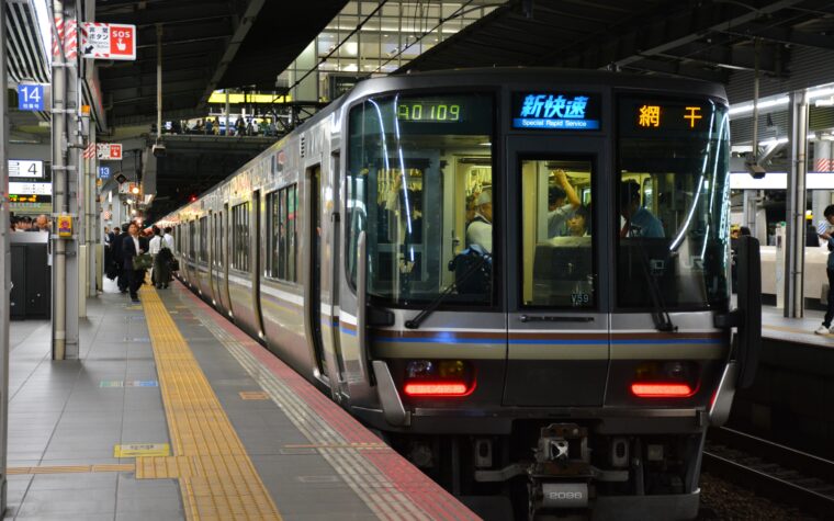 รถไฟ JR Special Rapid จอดที่ชานชาลาสถานี Osaka