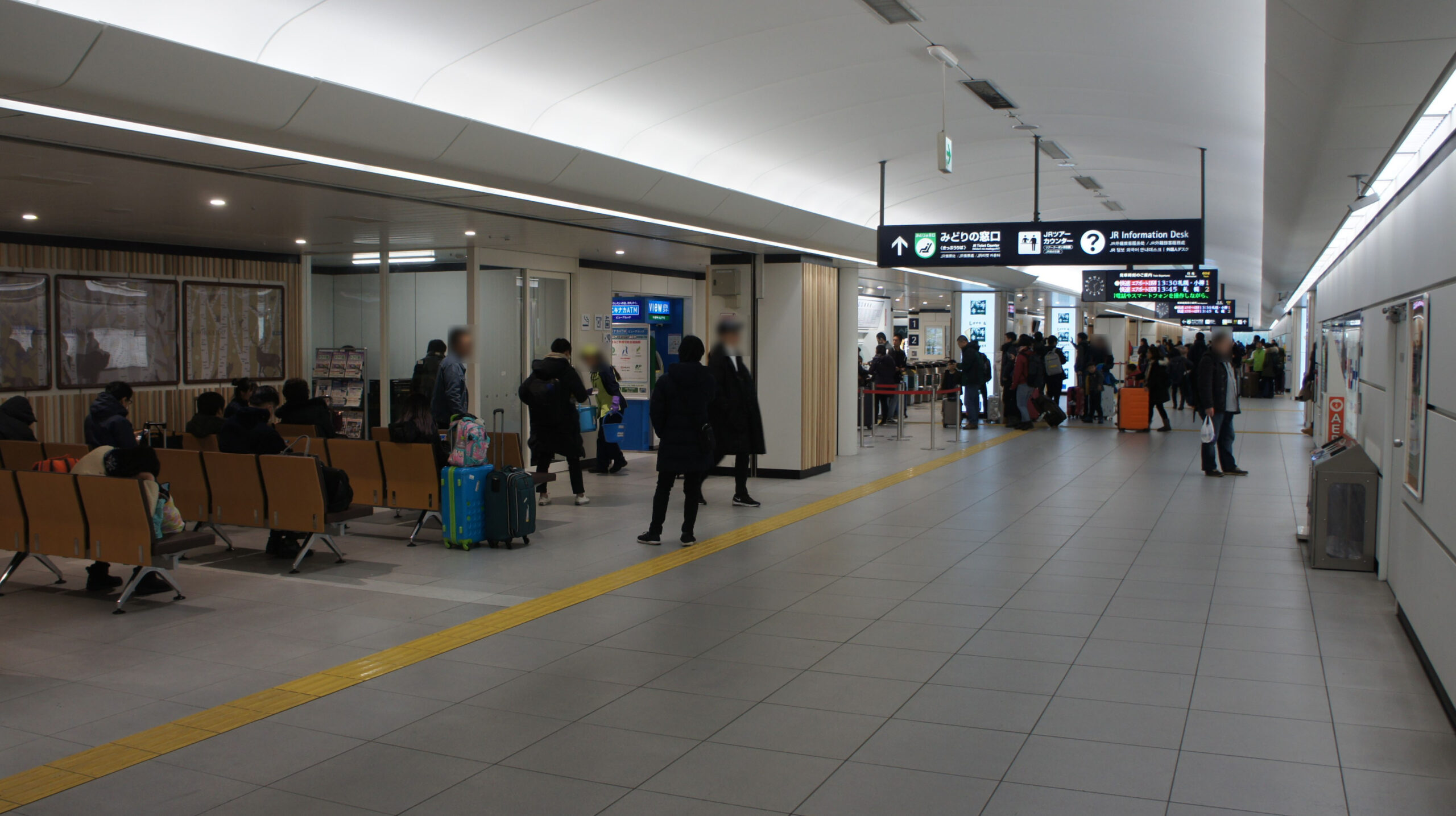 โถงสถานี JR New Chitose Airport มีเคาน์เตอร์และป้ายข้อมูลรถไฟ