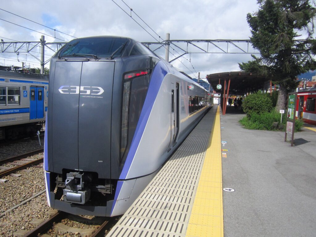 รถไฟ JR East E353 ขบวน Fuji Excursion จอดที่สถานีคาวากุจิโกะ