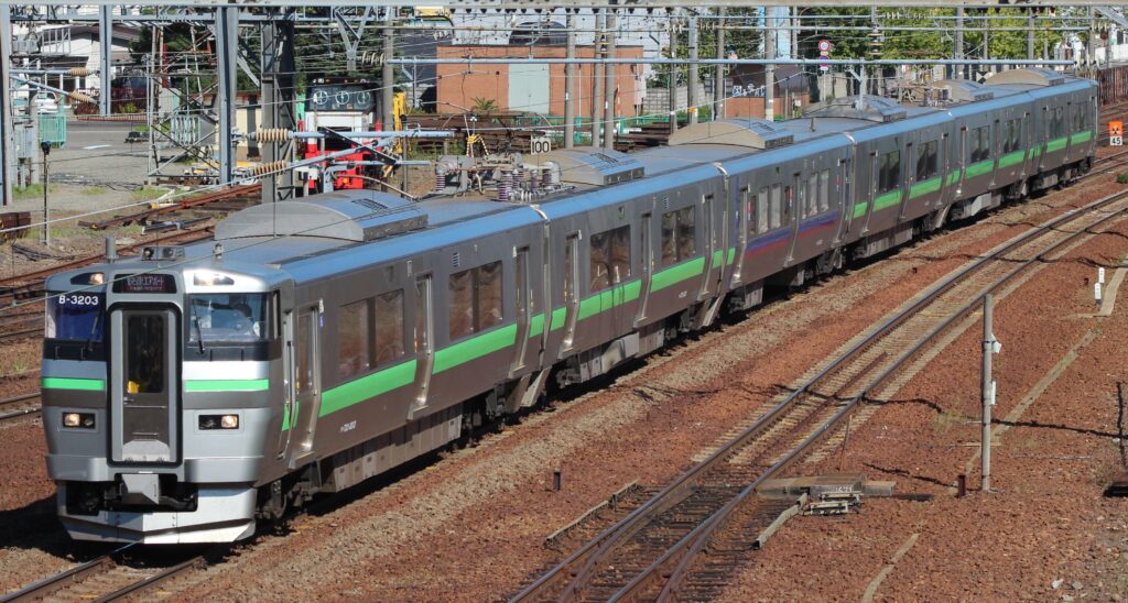 รถไฟ JR Hokkaido Rapid Airport รุ่น 733 วิ่งบนรางในฮอกไกโด