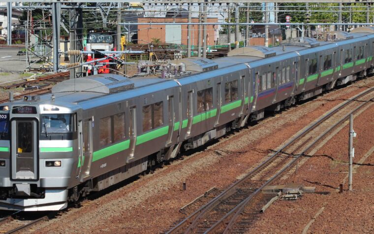 รถไฟ JR Hokkaido Rapid Airport รุ่น 733 วิ่งบนรางในฮอกไกโด