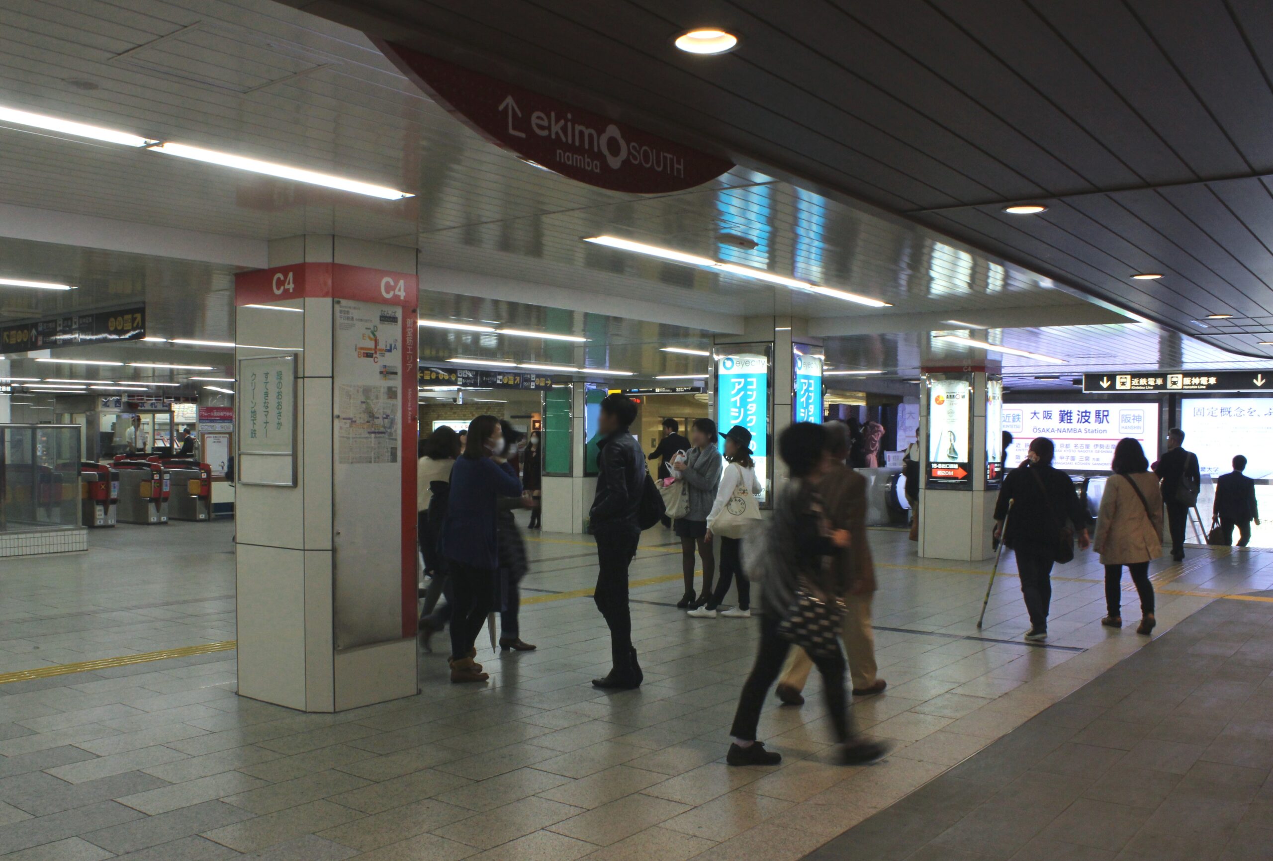 โถงสถานี Osaka-Namba ของ Kintetsu พร้อมป้ายชื่อสถานีและทางเข้าสู่ชานชาลา