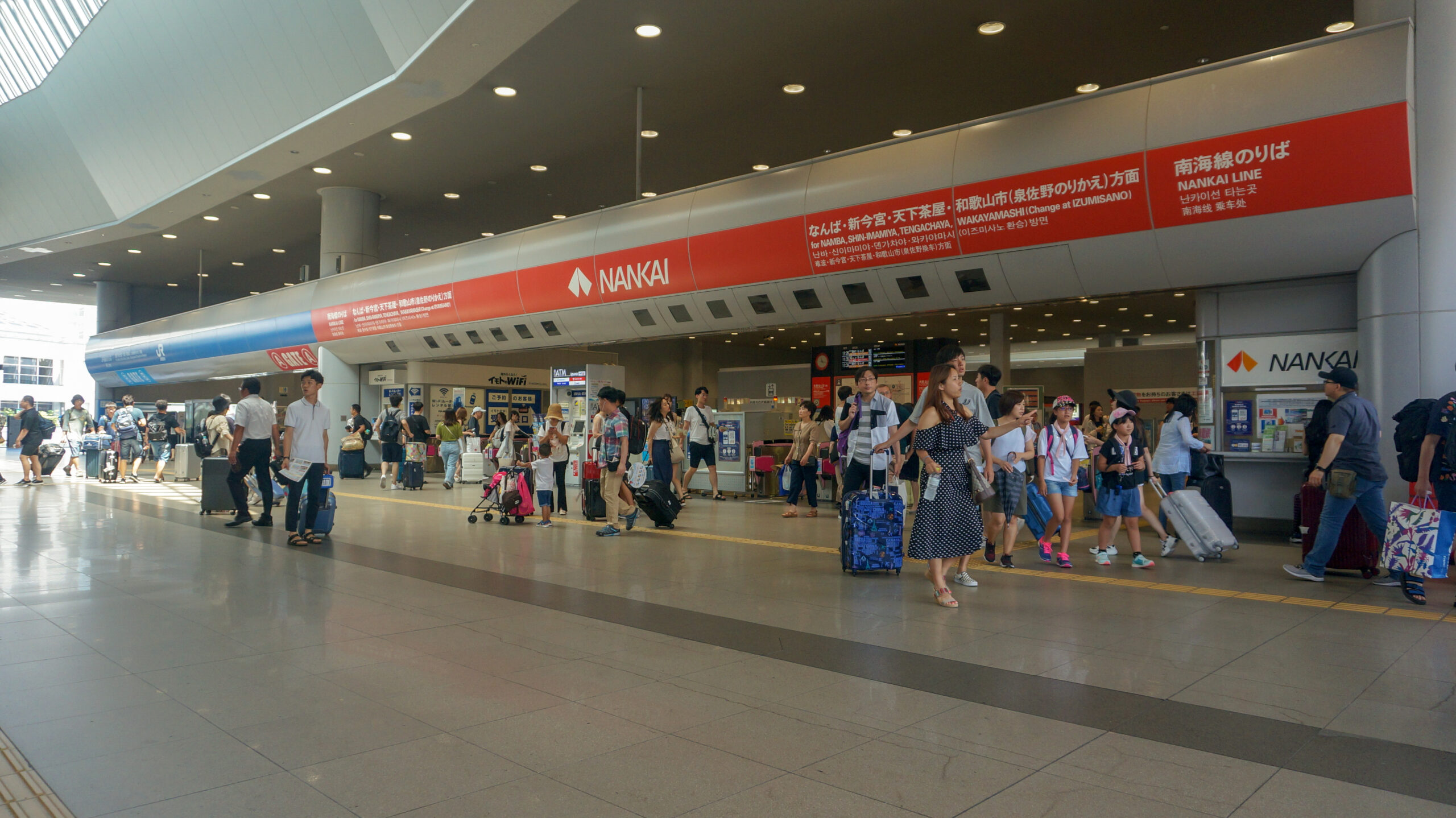 ทางเข้าสถานี Kansai-airport แยกเคาน์เตอร์ JR-WEST สีน้ำเงินและ Nankai สีแดง