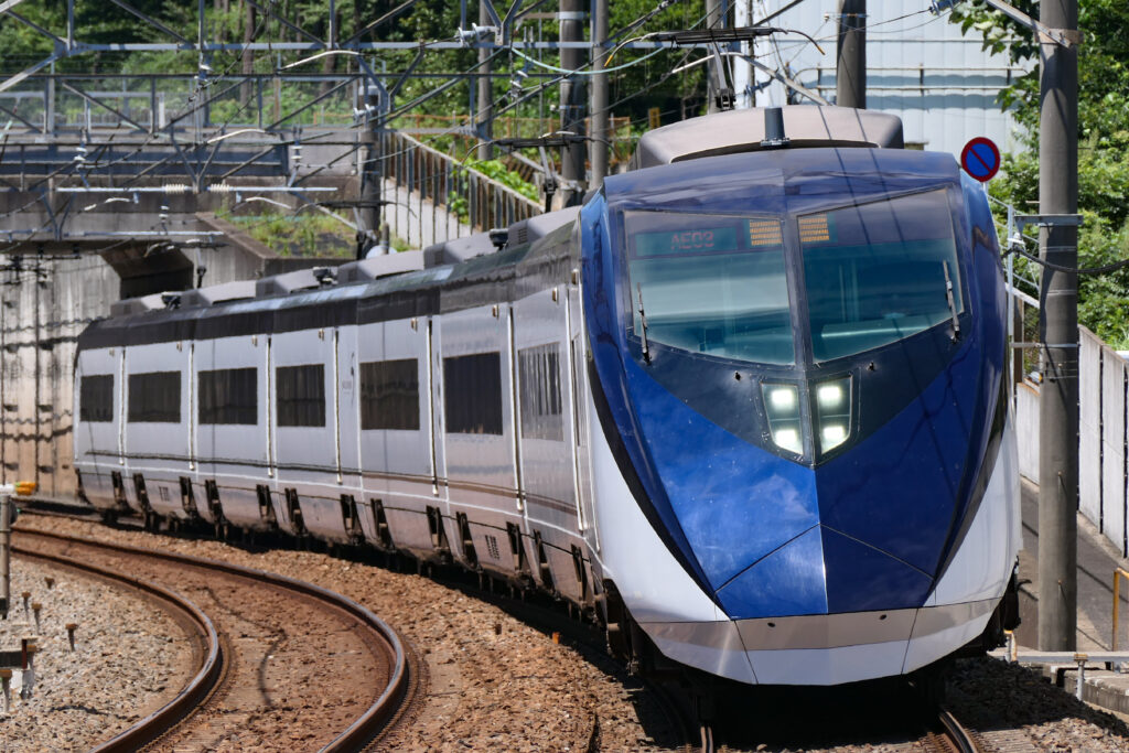 รถไฟด่วนสนามบิน Keisei Skyliner รุ่น AE วิ่งบนทางรถไฟในโตเกียว