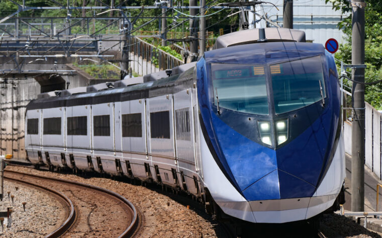 รถไฟด่วนสนามบิน Keisei Skyliner รุ่น AE วิ่งบนทางรถไฟในโตเกียว