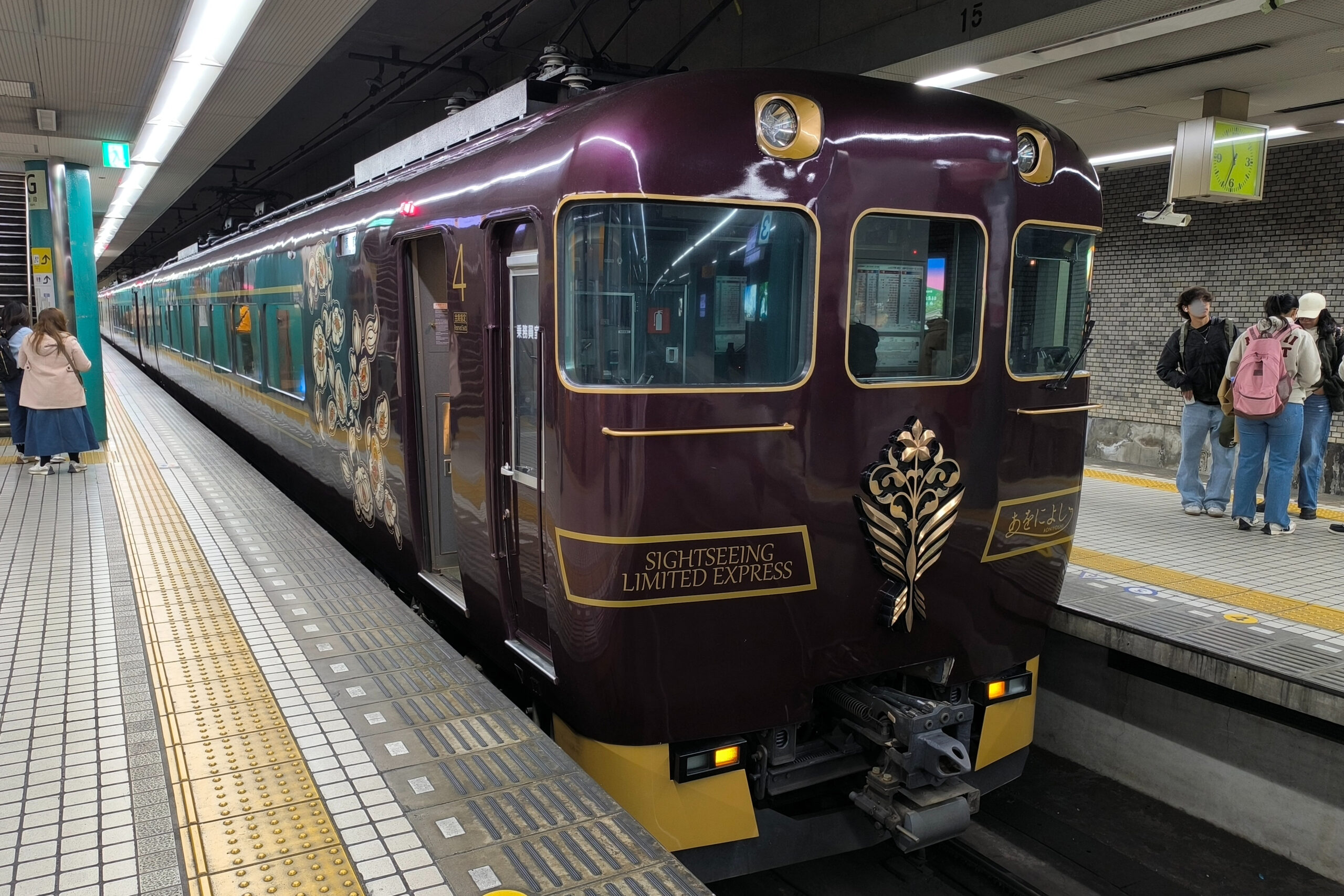 รถไฟท่องเที่ยว Kintetsu AONIYOSHI สีม่วงจอดที่สถานีนารา