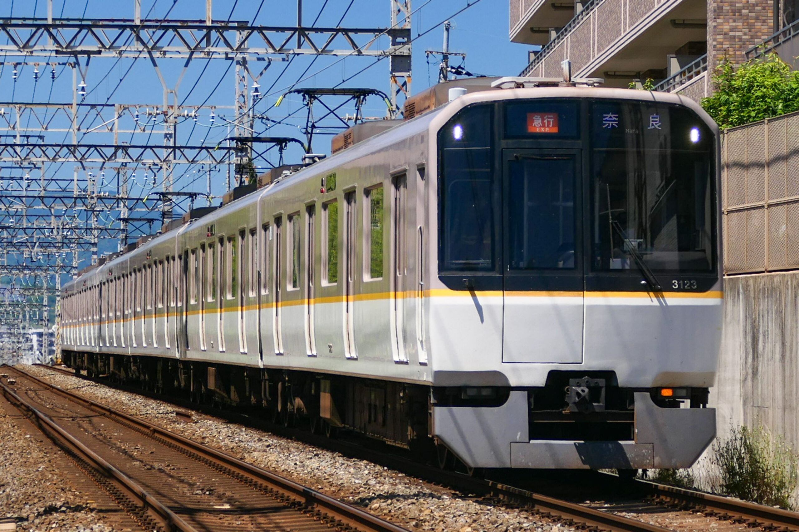 รถไฟ Kintetsu Kyoto Line ขบวน Express ปลายทางนาราวิ่งบนราง