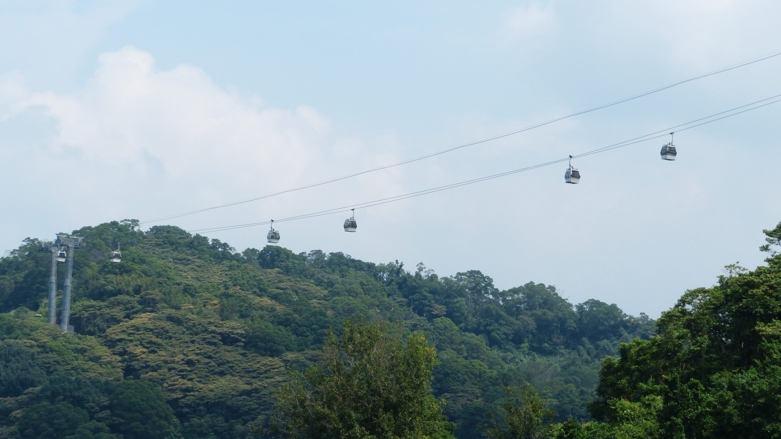 กระเช้า Maokong Gondola เคลื่อนเหนือเนินเขาสีเขียวในไทเป