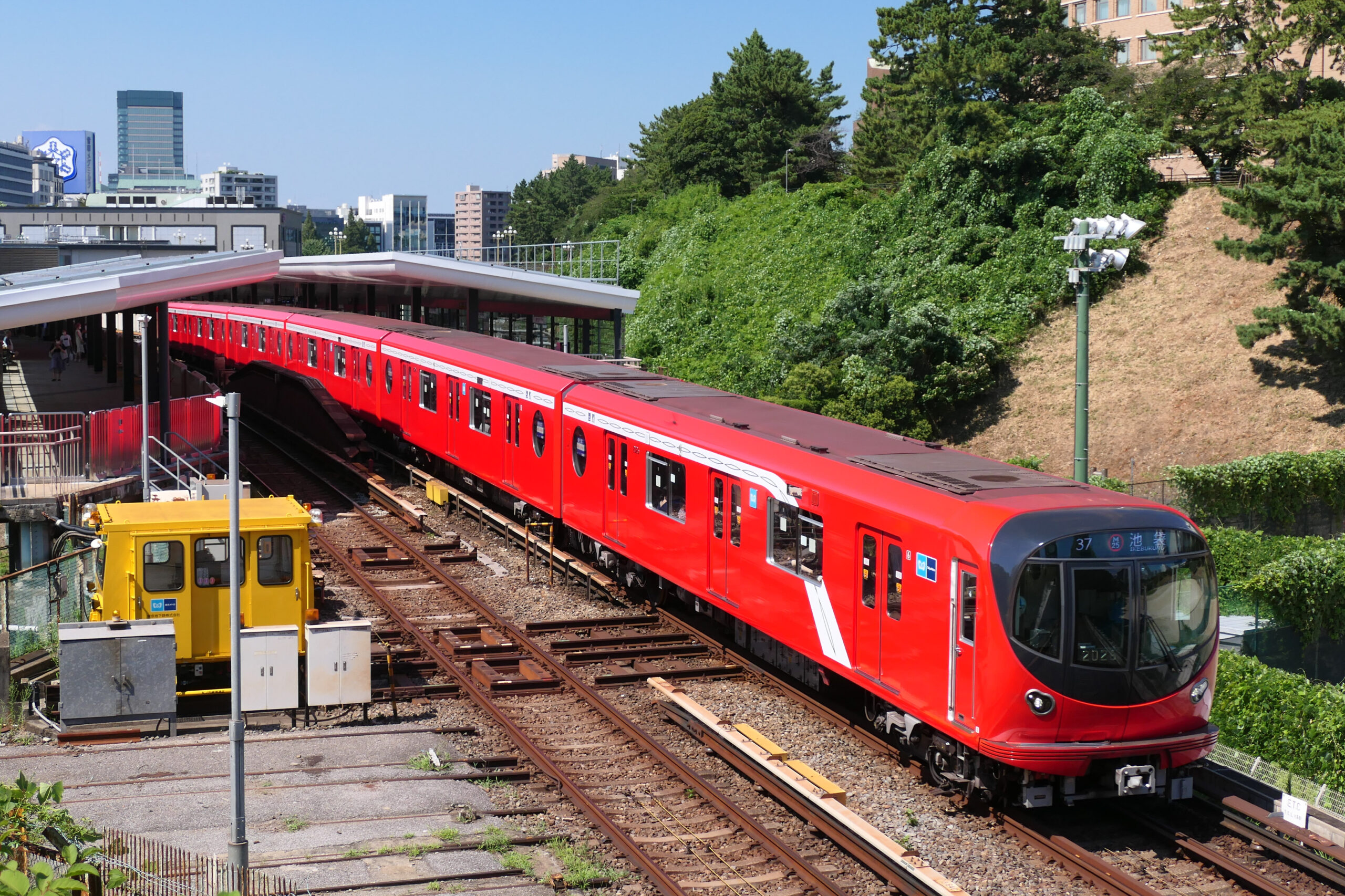 รถไฟสีแดง Tokyo Metro Series 2000 สาย Marunouchi มุ่งหน้า Ikebukuro