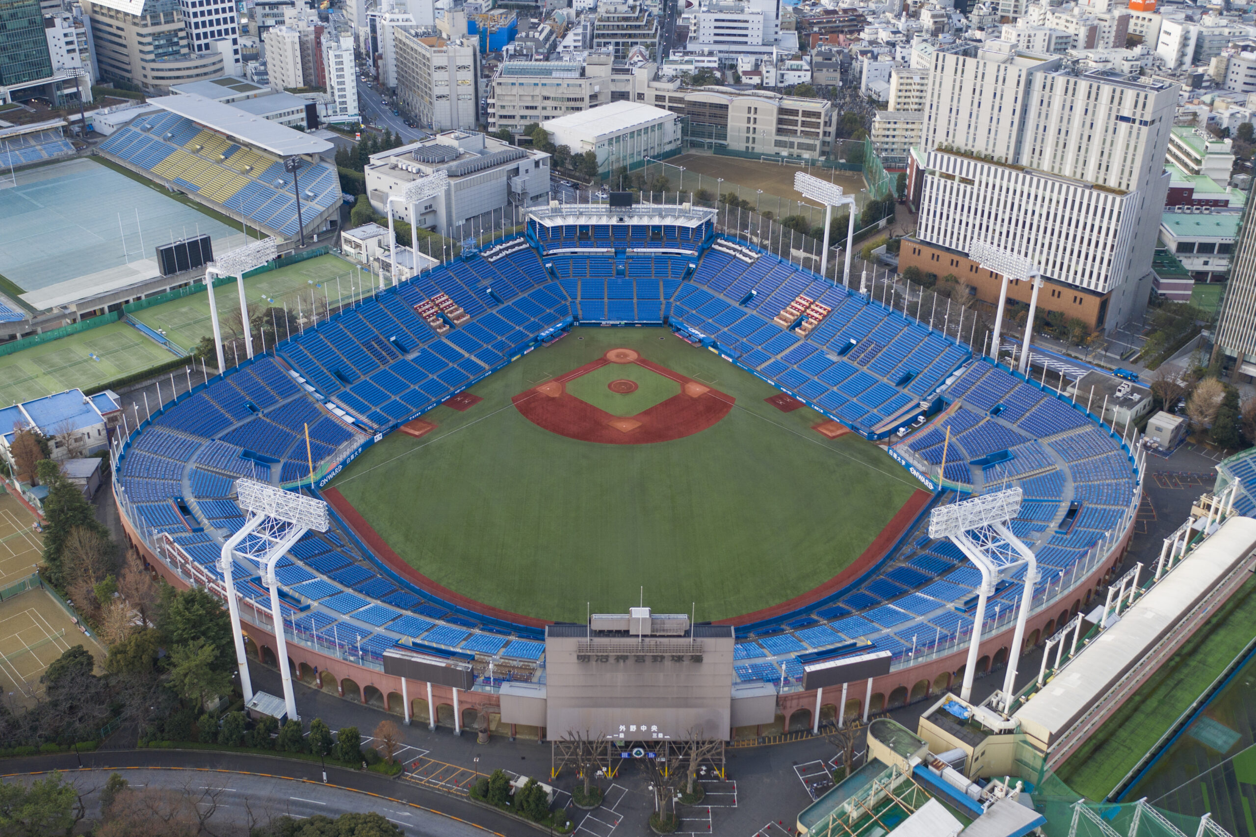 ภาพมุมสูงของ Meiji Jingu Stadium และพื้นที่โดยรอบในโตเกียว