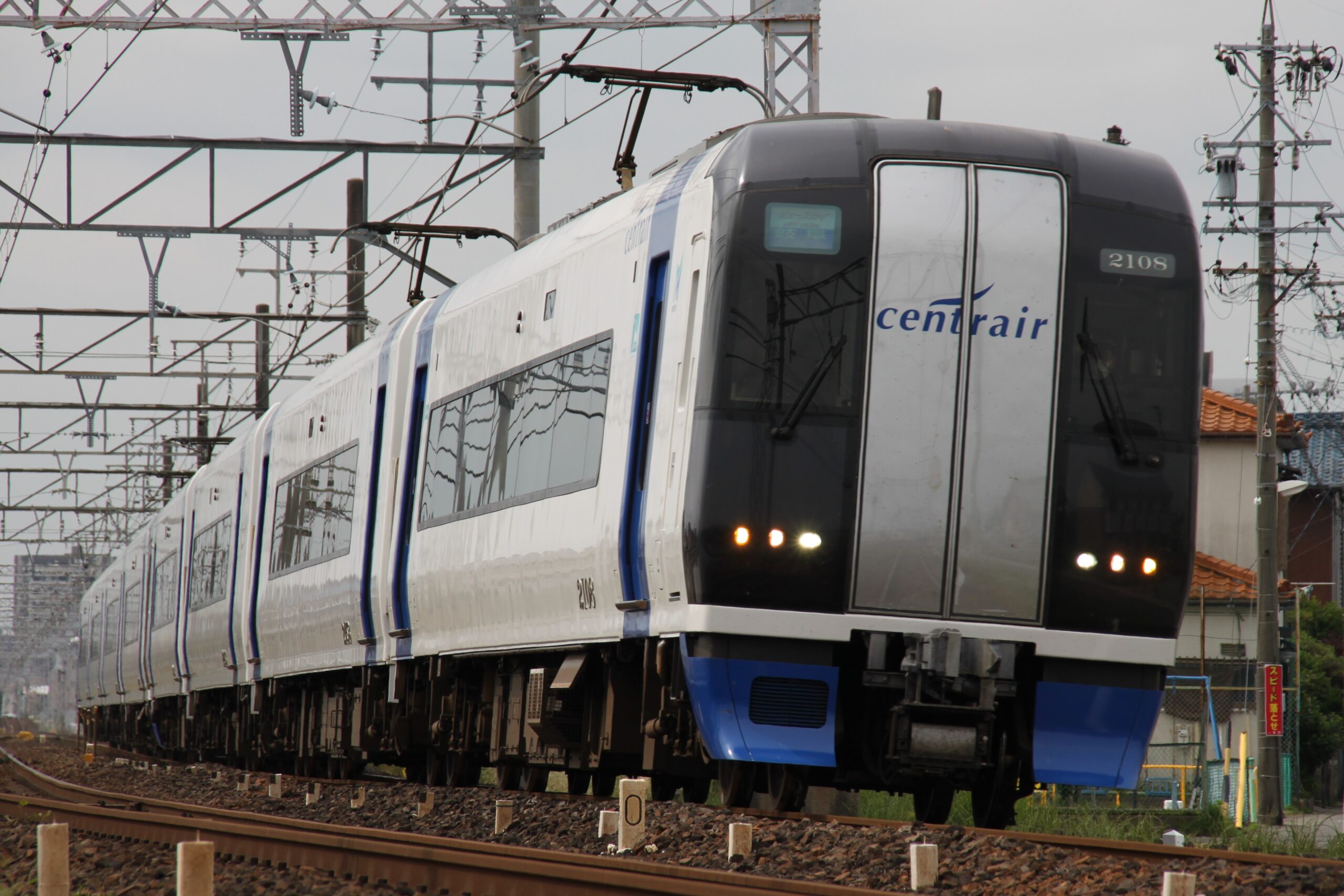 รถไฟ Meitetsu 2000 series μSKY สีขาวน้ำเงินสำหรับเดินทางจากสนามบินชูบุเซ็นแทรร์