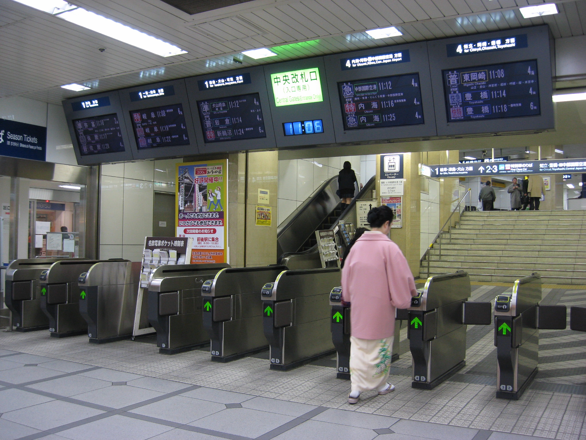 ประตูตรวจตั๋วกลางสถานี Meitetsu Nagoya พร้อมจอแสดงขบวนรถ