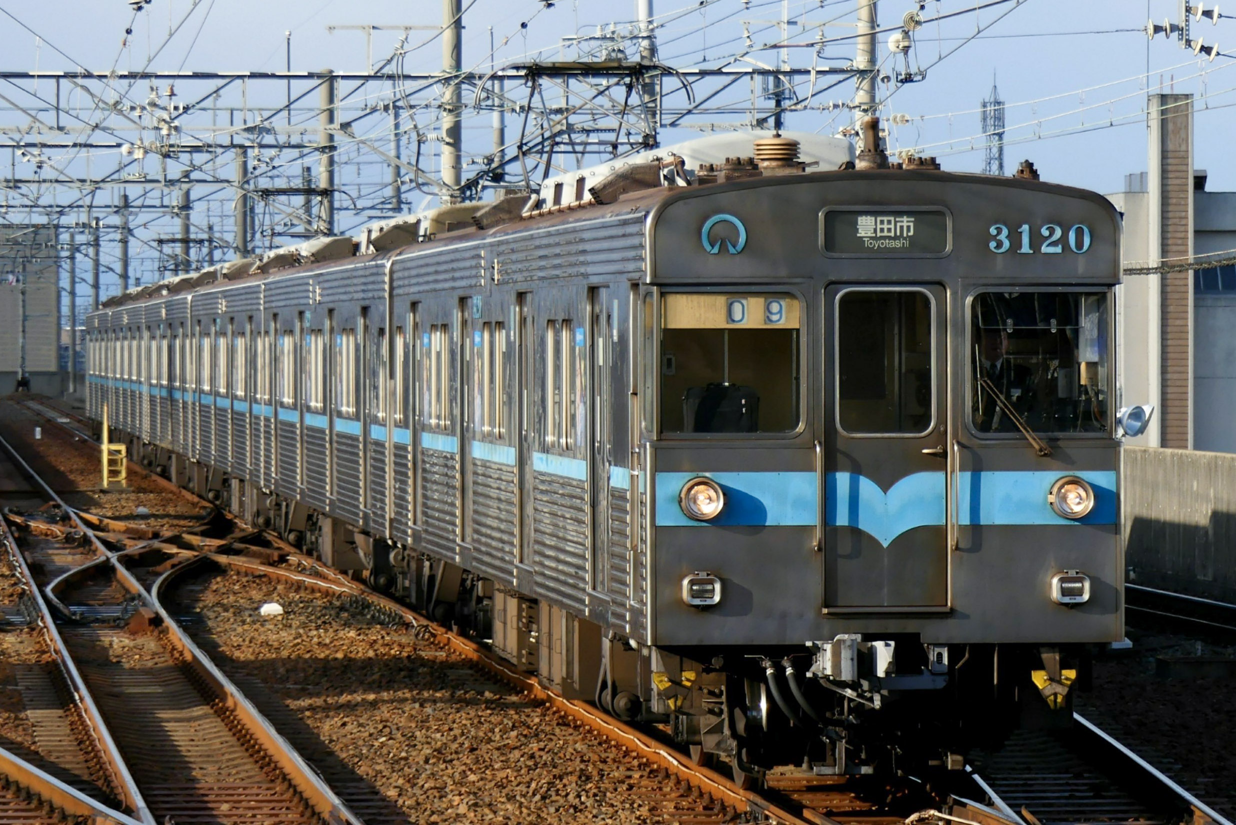 ขบวนรถไฟใต้ดินนาโกย่าสาย Tsurumai วิ่งเข้าสถานี