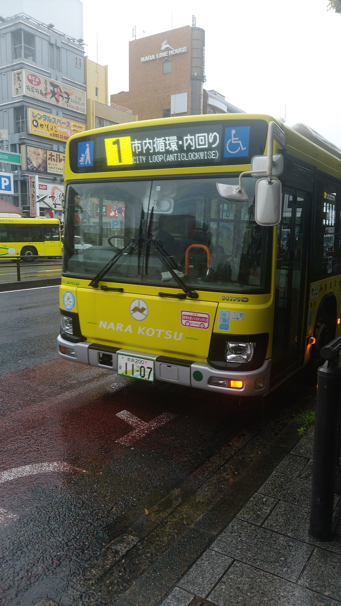รถ Nara Kotsu City Loop สาย 1 จอดที่สถานี Kintetsu Nara