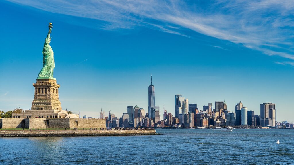 อนุสาวรีย์เทพีเสรีภาพกับเส้นขอบฟ้า Lower Manhattan ในนิวยอร์ก