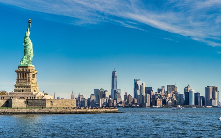 อนุสาวรีย์เทพีเสรีภาพกับเส้นขอบฟ้า Lower Manhattan ในนิวยอร์ก