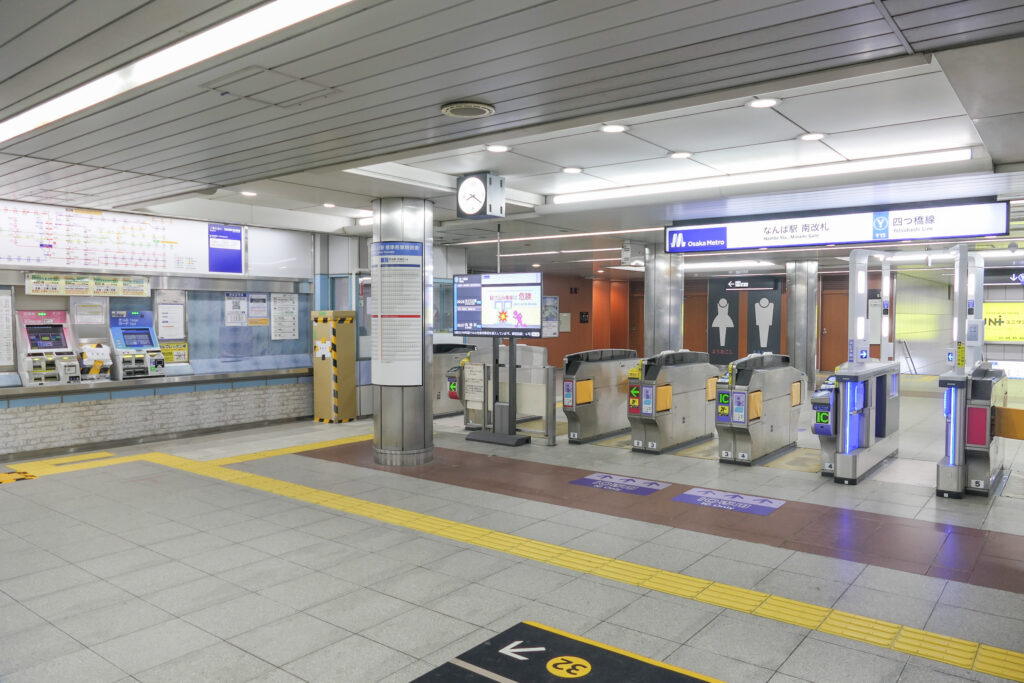 ประตูตรวจตั๋วและเครื่องขายตั๋วที่สถานี Osaka Metro Namba