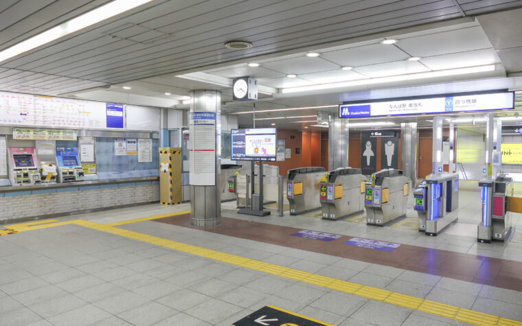 ประตูตรวจตั๋วและเครื่องขายตั๋วที่สถานี Osaka Metro Namba